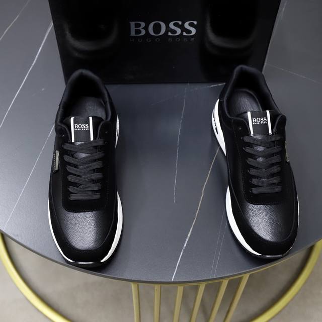 出厂价pp： 品牌：Boss 标准码：38-44 45订做 等级：官网同款 材料：原厂牛皮材料拼接 舒适透气内里 轻便耐磨运动大底 款式类别：男士时尚休闲鞋 跑