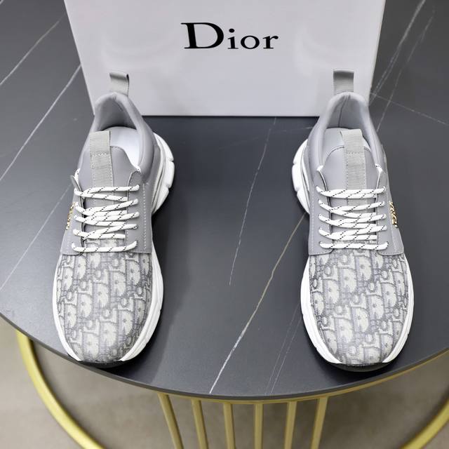 出厂价pp： 品牌：迪奥Dior 标准码：38-44 45订做 等级：官网同款 材料：原厂牛皮材料拼接品牌布匹 舒适透气内里 轻便耐磨运动大底 款式类别：男士时