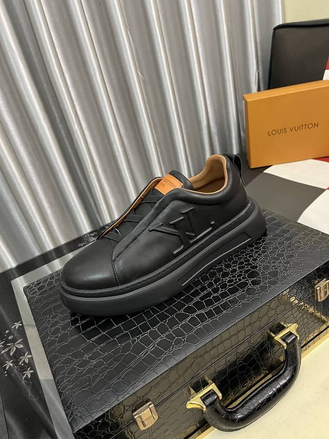 出厂价pp： Lv 路易威登。最新潮鞋休闲鞋实体店爆款。新品春夏季舒适进口定制原版牛皮，独特提花面料元素设计。搭配羊皮内里，Lv原版底， 高端包装高品质细节决定