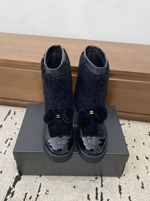 2025小香 本季秋冬季必备单品！！ 香奈儿秋冬重工爆款羊毛短靴 小红书力推款，怎么搭配都好看，时髦精必备，香奈儿女士钟爱简约又难以抗拒系搭配展现与众不同的穿搭