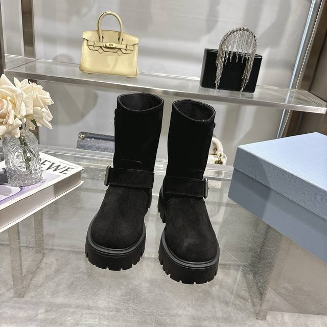 出厂价pp皮面 。牛猄 prad* 25Ss普拉达经典三角标一脚蹬王炸女靴 冬天买不到的系列，绝对是今年的大爆款！！贼好看！prada靴子真的很哇塞！上脚大气显