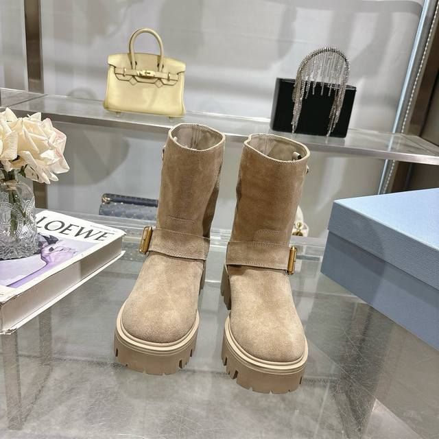 出厂价pp皮面 ，牛猄 prad* 25Ss普拉达经典三角标一脚蹬王炸女靴 冬天买不到的系列，绝对是今年的大爆款！！贼好看！prada靴子真的很哇塞！上脚大气显