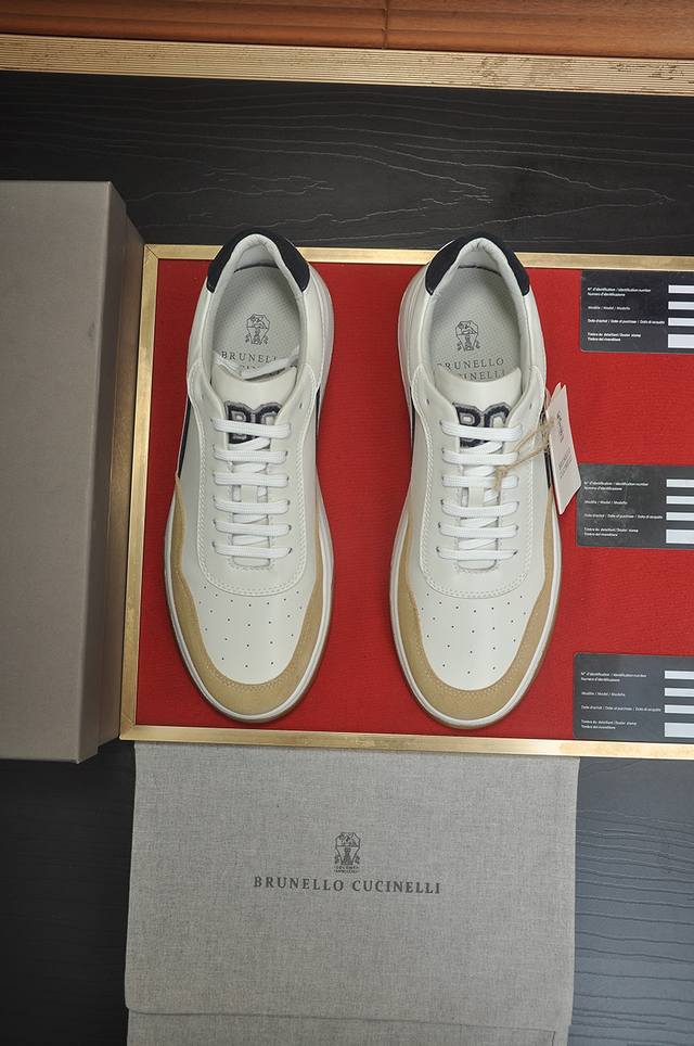 出厂价p Bc新品 Brunello Cucinell* 低帮运动鞋 经典纱线激发了这款运动鞋的精致与运动品味。高丝光牛反绒鞋面极致轻盈且富有弹性，鞋子两侧显示