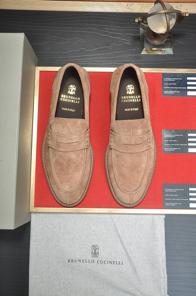 出厂价p 新款Brunello Cucinelli男士休闲套脚乐福鞋 官网同步发售.这款Bc不退潮感的胶底鞋又有新故事，考究精美的牛皮成为这款新品的特色材料。光