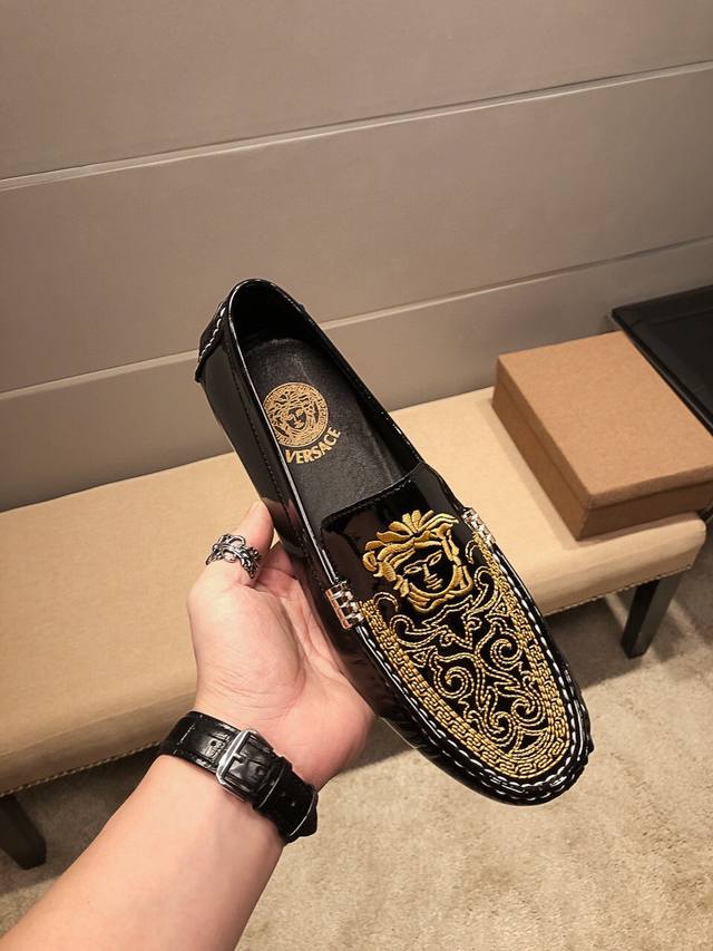 品牌范思哲，官方旗舰店新款，鞋面头层进口牛漆皮面+刺绣，头层内里羊里，原版进口耐磨橡胶底， 精致优雅心备佳品，采用精湛处理，面料精美，穿着舒适。精致简单鞋面更尽