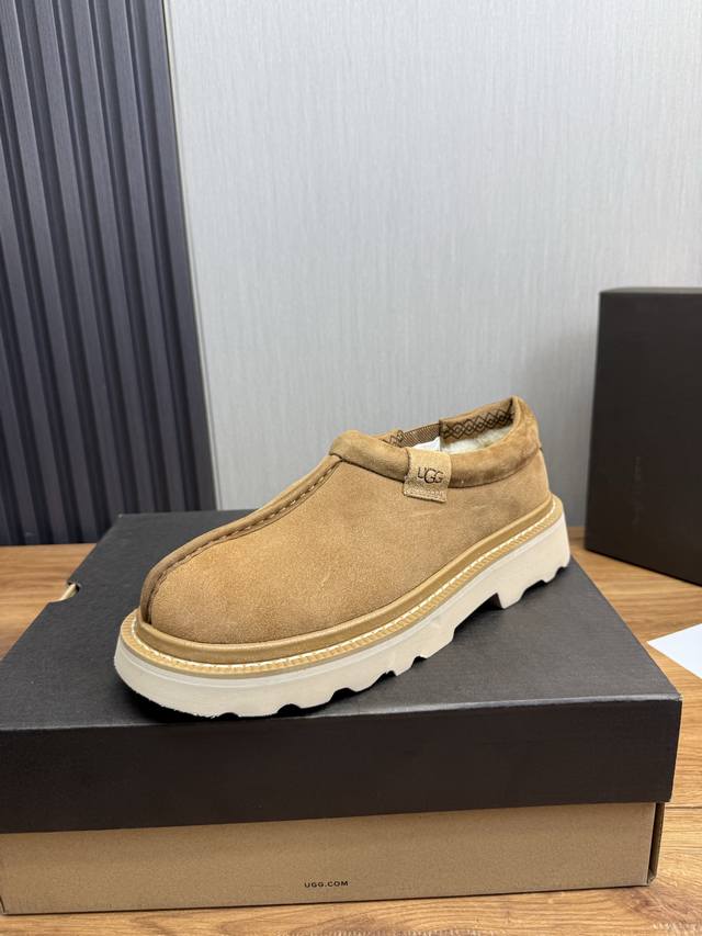 工厂p价 新款Ugg 皮毛一体男款简约时尚雪地靴 今年年底最值得入手的那是保暖休闲鞋子，无论外出居家其舒适保暖性能都是你最贴合的时尚伴侣！ 材料采用牛皮鞋面，内