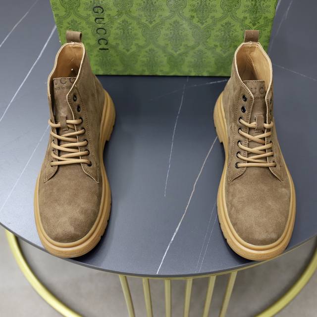 出厂价pp： 绒毛内里 猪皮内里 品牌：古奇Gucci 标准码：38–44 45可订做 等级：官网同款 材料：原版牛皮面料 舒适猪皮+绒毛内里 可选 轻便耐磨大