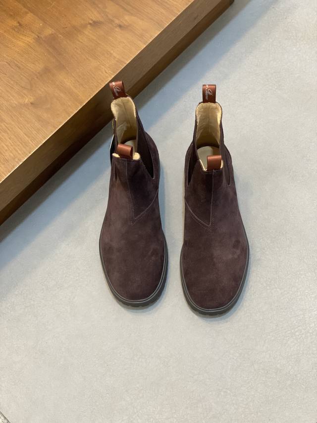 Loro piana 秋冬新款男士绒面皮革切尔西踝靴！ 莞产原材料猛货！这款短靴精选柔软的绒面 摔纹面 牛皮革打造，鞋筒两侧配以弹力织物组合，后跟配以织带鞋提拉