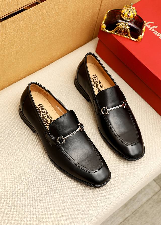 商品商标：Ferragamo 菲拉格慕 休闲皮鞋 正码码数: 38-44 45.46订制 商品材料：精选 进口头层小牛皮鞋面+奢华五金扣，进口水染牛皮内里。强烈