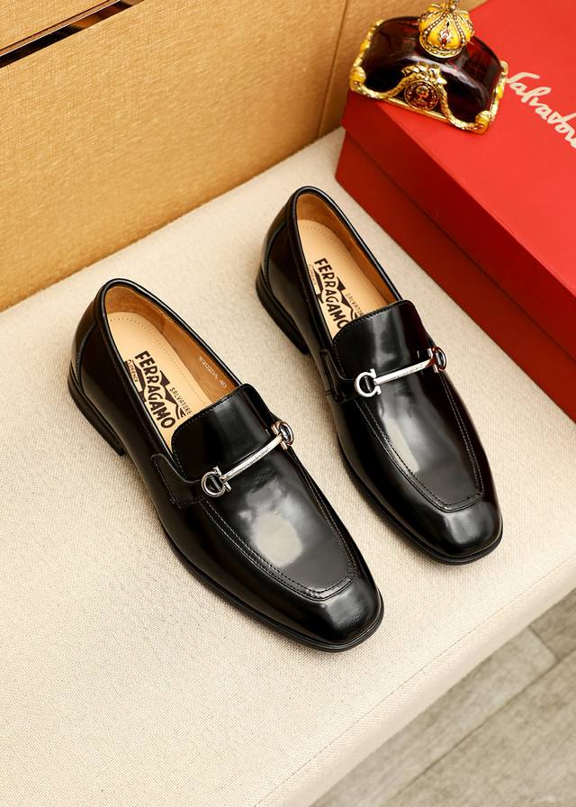 商品商标：Ferragamo 菲拉格慕 休闲皮鞋 正码码数: 38-44 45.46订制 商品材料：精选 进口头层开边珠牛皮鞋面+奢华五金扣，进口水染牛皮内里。
