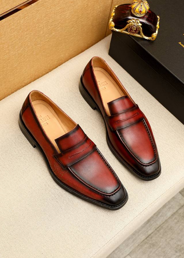 Berluti 伯尔鲁帝 爆款鞋顶端品牌奢侈顶级～质量 。 最新時尚休闲皮鞋..鞋面選用原版头层牛皮制造 水染皮内里 原版个性时尚柔软橡膠耐磨防滑大底，上脚轻巧