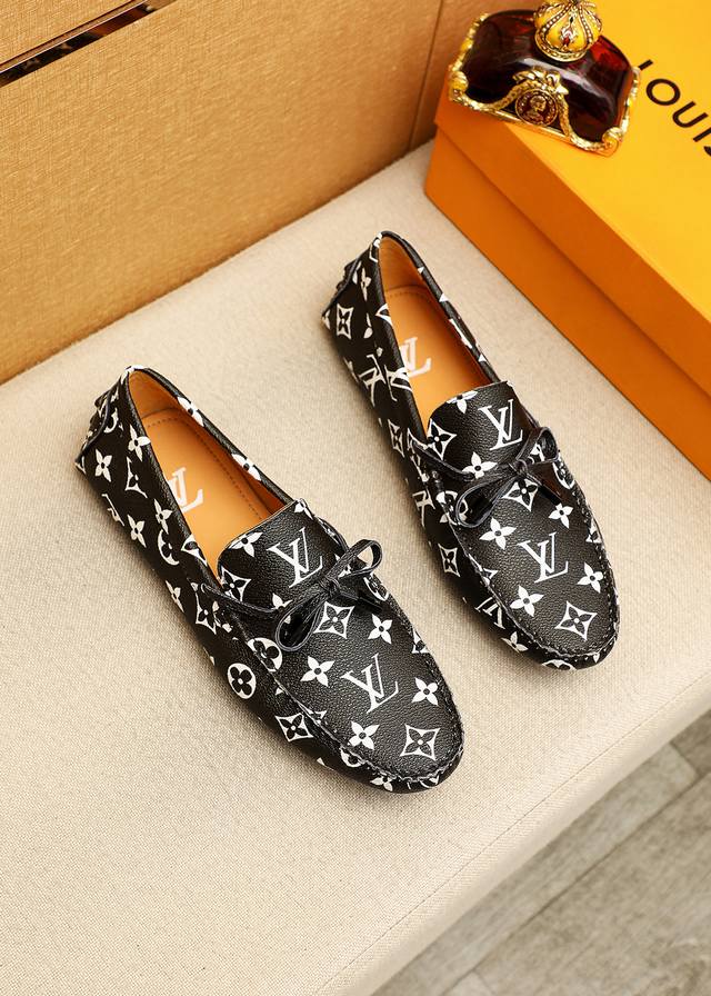 商品商标：Louis Vuitton 路易威登 豆豆鞋 正码码数: 38-44 45.46订做 商品材料：精选 头层小牛皮压花鞋面+奢华五金扣，进口猪皮内里。强