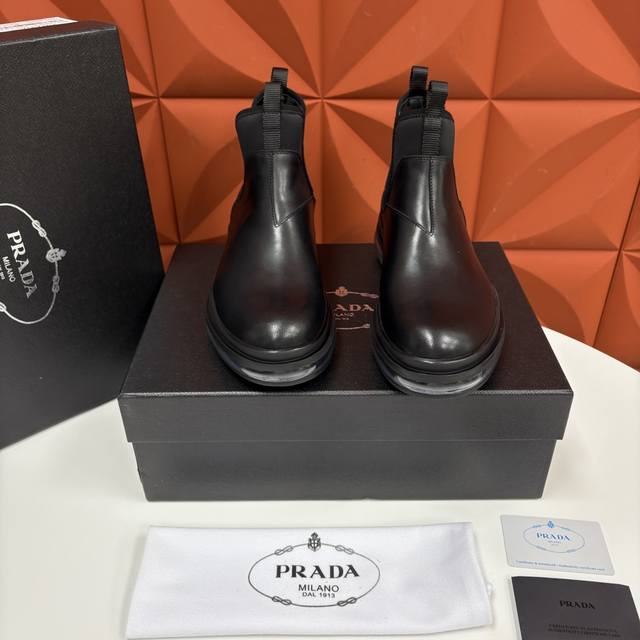 p家新品 prad* 普拉-达 纯原皮革男士气垫鞋皮靴 空气动力学切尔西靴：奢品与科技的先锋融合 采用进口哑光牛皮 开边珠亮皮制成 采用高弹耐磨的定制面料， 靴