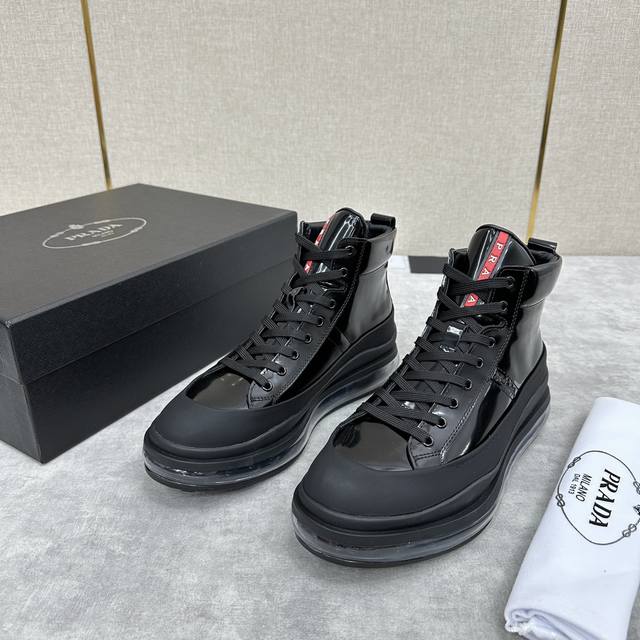 p家新品 prad* 普拉-达 纯原皮革气垫高帮靴 男士气垫鞋皮靴 采用进口 Napa 牛皮 开边珠亮皮制成 高帮系带设计 真皮鞋舌饰经典红标prad*字母徽章
