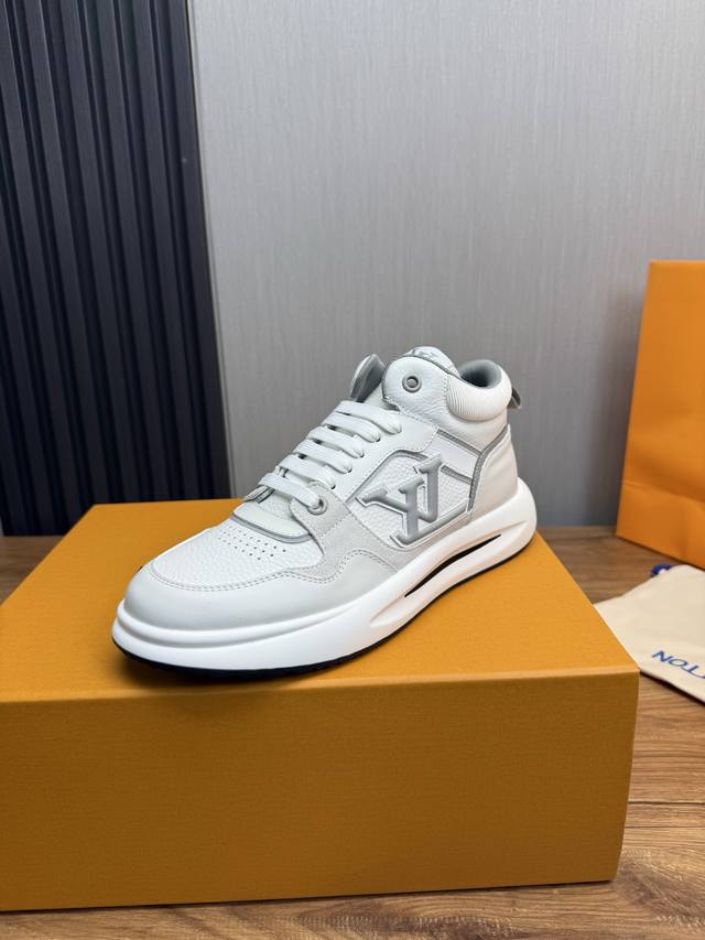 工厂p价 Louis Vuitton 路登易威 秋冬全新潮款Lv上市，休闲时尚男鞋鞋面采用进口牛皮+牛皮网内里，原版耐磨橡胶大底，版型简洁大气，潮男专属。39-