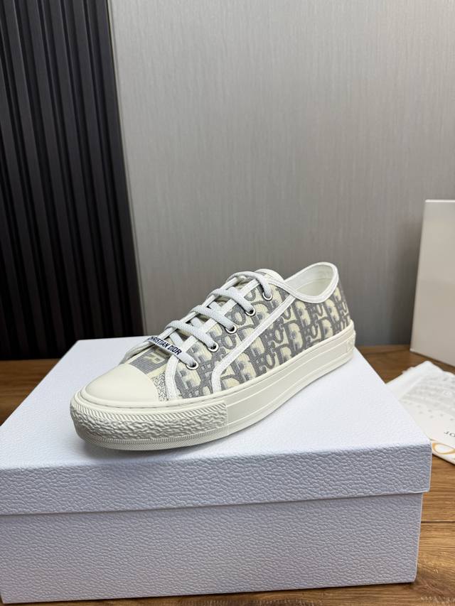 工厂p价 ' 迪奥老花刺绣 厚底帆布鞋 休闲运动鞋 情侣款 这款 Walk'n'dior 厚底运动鞋是一款时尚单品，提升该系列的格调。Oblique 印花棉质刺