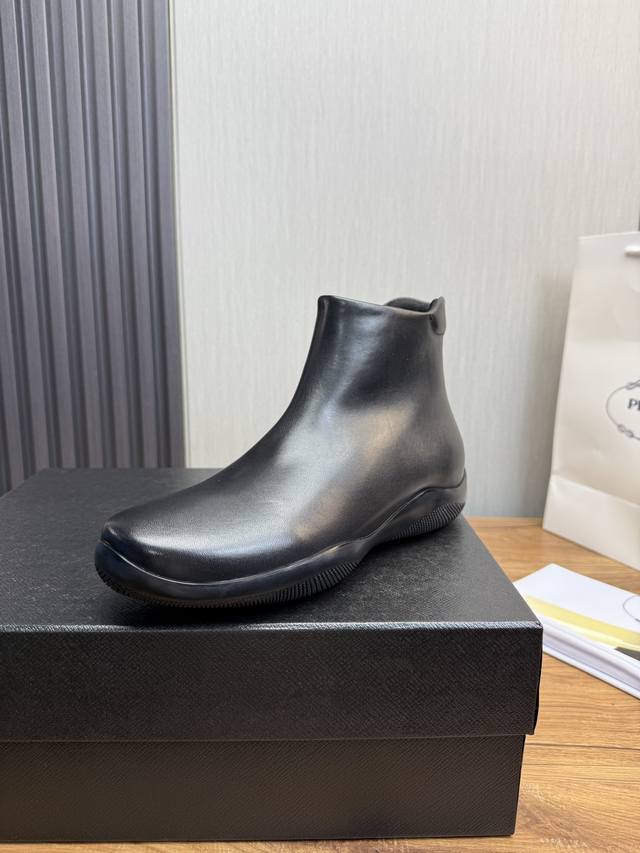 工厂p价 皮里 prad* 普拉达 男士中邦踝靴 套穿式设计短靴 莞产顶级猛货 这款皮靴采用进口牛皮 开边珠亮皮制成 款式简约新颖 皮质柔软光泽透亮 柔软舒适