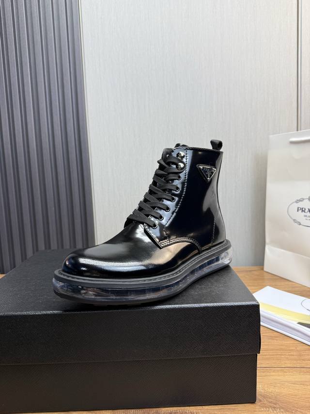 工厂p价 prad* 普拉达.男士爆款气垫短靴 男士气垫鞋切尔西靴 采用进口开边珠亮面皮革制成，几何裁剪 进口机车 精密缝合拼接 高精雕花装饰点缀 布洛克经典欧
