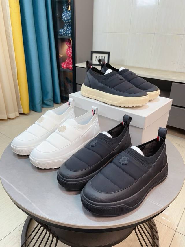 出厂价p Moncler 蒙口、官网同款 高品质男鞋 材料：定制小牛皮 网布透气内里真皮鞋垫 原版开模防滑大底款式类型：男士休闲运动鞋 系带款男鞋系列 欧美潮流