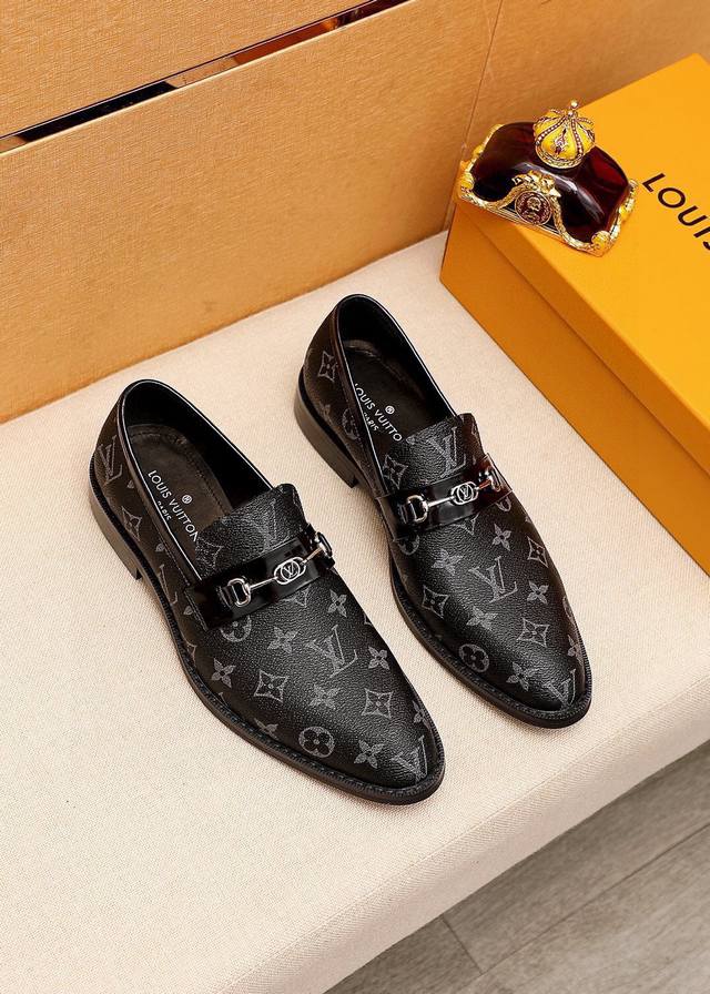 商品商标：Louis Vuitton 路易威登 休闲皮鞋 正码码数: 39-44 38.45订制 商品材料：精选 进口头层老花牛皮鞋面+奢华五金扣，进口头层牛皮