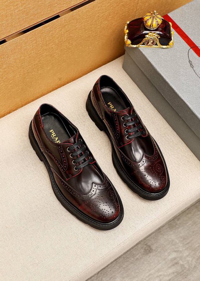 商品商标：prada 普拉达 商务皮鞋 正码码数: 38-44 45订制 商品材料：精选 进口头层开边珠牛皮鞋面，进口水染牛皮内里。强烈立体视觉效果，橡胶大底