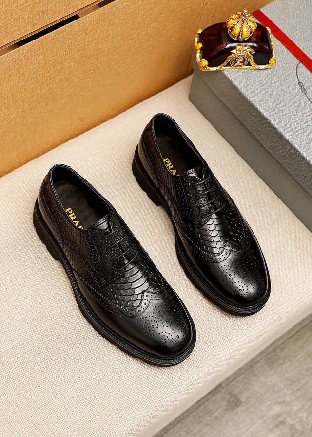 商品商标：prada 普拉达 商务皮鞋 正码码数: 38-44 45订制 商品材料：精选 进口头层小牛皮圧花鞋面，进口水染牛皮内里。强烈立体视觉效果，橡胶大底
