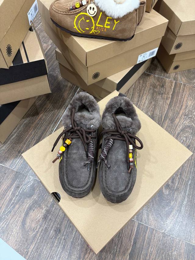 Ugg 女款 Size:35-40 Ugg涂鸦版｜羊毛袋鼠鞋勃肯全包靴 笑脸吊坠 纯羊毛版本 版型特别正 上脚超级百搭 澳洲羊毛内里 质感超棒