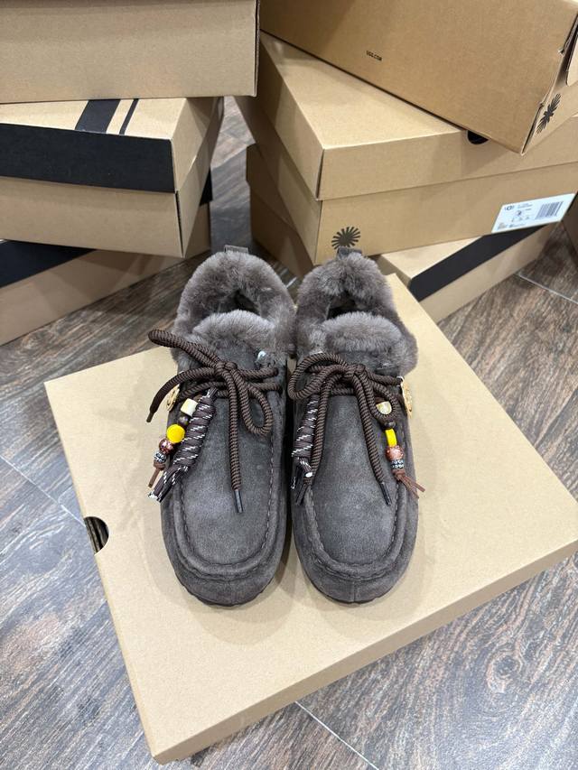 Ugg 女款 Size:35-40 Ugg净面版｜羊毛袋鼠鞋勃肯全包靴雪地靴 笑脸吊坠 纯羊毛版本 版型特别正 上脚超级百搭 澳洲羊毛内里 质感超棒