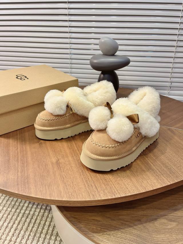 Ugg 女款Size：35-40 Ugg毛球雪地靴、秋冬爆款、厚底保暖、多色可选、皮毛一体、时尚百搭、萌趣毛球装饰、显高显瘦、户外防滑、居家外穿两用、网红同款、