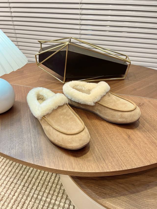 Ugg 女款Size：35-40 Ugg 2025秋冬新款 便鞋新生系列 安思丽穆勒鞋 时尚舒适浅口平底一脚蹬休闲乐福鞋 经典翻毛牛皮搭配10毫米羊毛里衬 鞋内