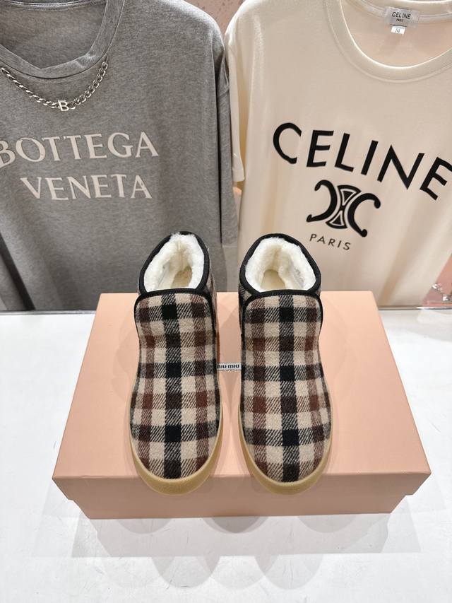 高版本出厂 Miumiu 缪缪F022 2025Ss秋冬走秀款 羊毛小短靴雪地靴毛毛鞋高帮棉鞋 经常出现在各大时装杂志封面 各路明星、小红书博主都有钟爱，上脚尤