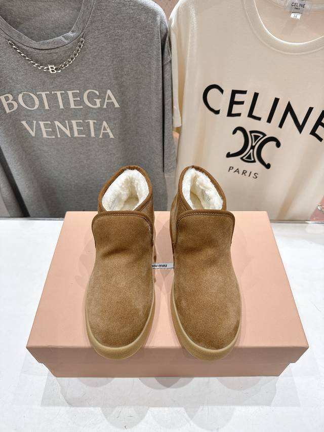 高版本出厂 Miumiu 缪缪F022 2025Ss秋冬走秀款 羊毛小短靴雪地靴毛毛鞋高帮棉鞋 经常出现在各大时装杂志封面 各路明星、小红书博主都有钟爱，上脚尤