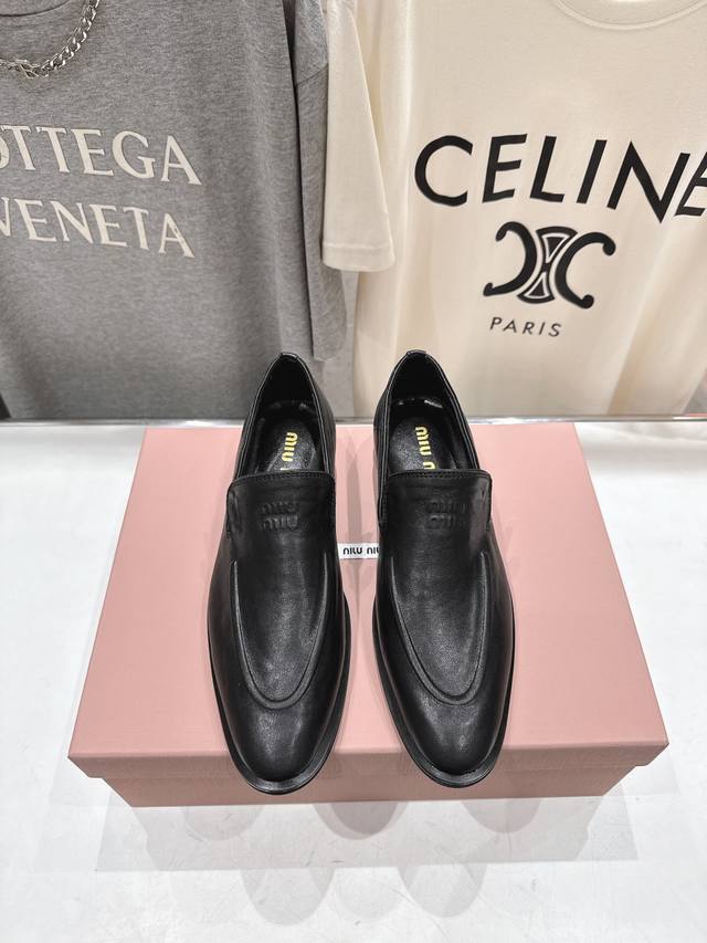 高版本出厂 Miu Miu 缪缪F013 26Ss春夏走秀新款复古做旧皮革乐福鞋休闲鞋小皮鞋 将复古优雅与工装做旧质感碰撞融合，重新定义女性日常鞋履的松弛感。采