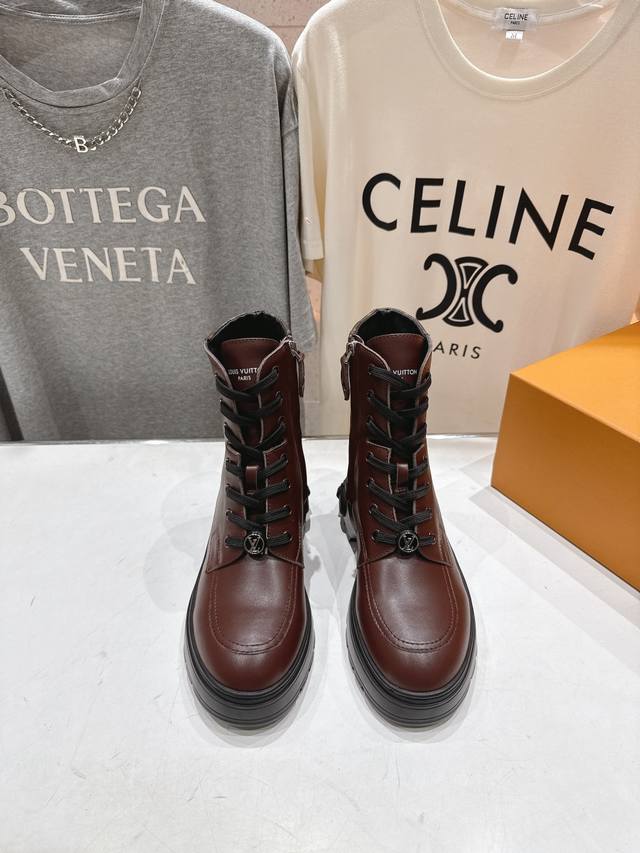 高版本出厂 Louis Vuitton 25Ss Lv驴牌新款系带英伦风帅气厚底马丁靴短靴 楦型百搭瘦脚Yyds.造型立体饱满，气质满满 上脚舒适 非常复古风、