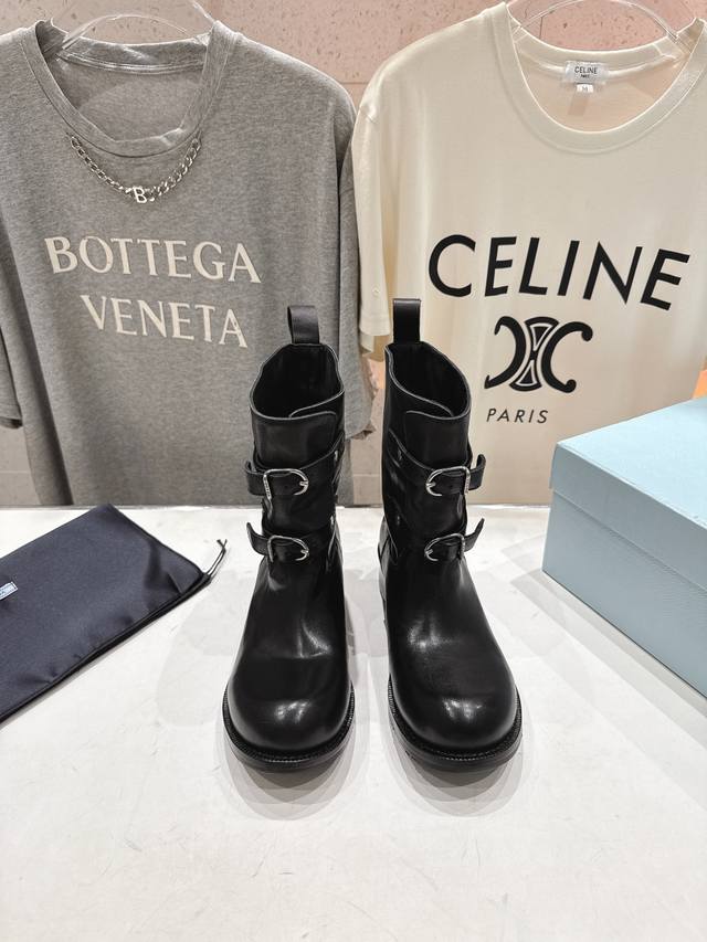 高版本出厂 prada 普拉达F041 2025Ss最新厚底双搭扣马丁靴骑士靴短靴，非常耐看的一款 走秀款骑士靴 原版复刻 版型超正 超经典百搭款 超级耐看 耐