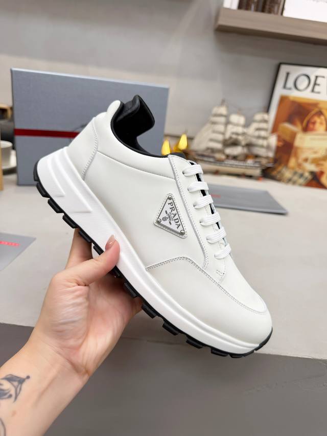 出厂价pp： prada普拉达 男鞋专柜爆款， 官网同步，高品质出货 面料：原版牛皮配布 内里：牛皮垫脚+牛皮内里， 大底：原厂橡胶底， 码数：38-45 45