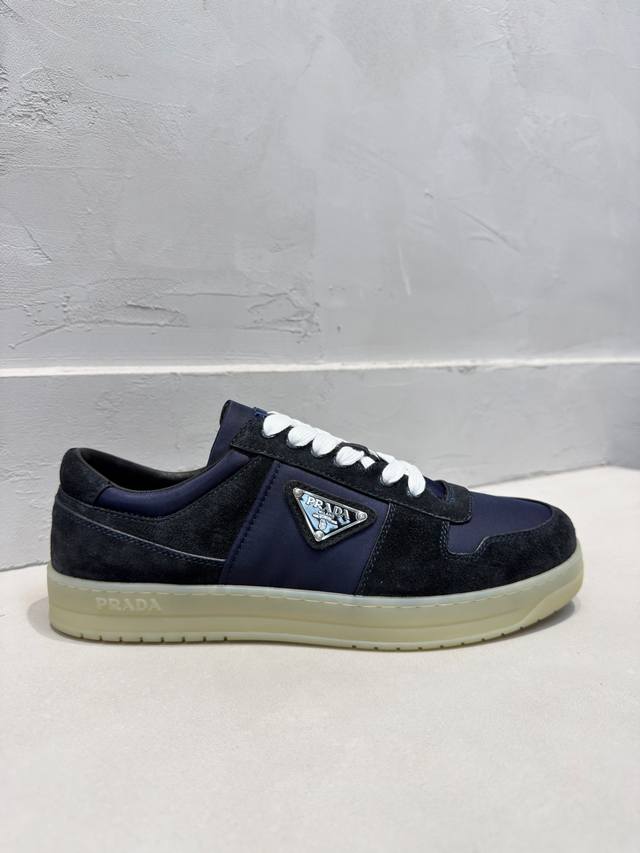 出厂价pp： prada普拉达 男鞋专柜爆款， 官网同步，高品质出货 面料：原版。进口牛皮 内里：牛皮垫脚+牛皮内里， 大底：原厂橡胶大底 码数：38-45.