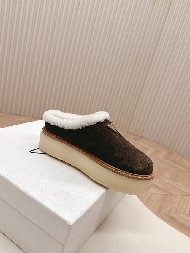 出厂价pp： 高版prada 普拉达 秋冬季新款毛毛厚底拖鞋 三角扣面包包头半拖鞋 全真皮沿条 鞋面：原版定制牛猄 内里: 糕羊毛 大底：原版开模防滑大底 鞋码