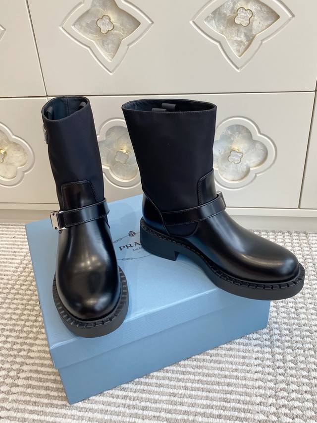 机车靴 冬日暗黑诗篇 “被尼龙与牛皮包裹的仪式感” 代购级珍藏版｜普拉达三角标徽章 如月光浸染的机车灵魂 在都市夜色中苏醒 鞋面采用原版尼龙混搭小牛皮 金属搭扣