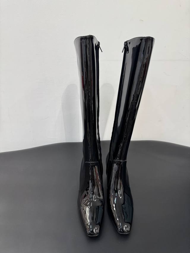 秋冬新品 面料 漆皮 内里 牛皮 鞋底 牛皮 优雅风格 创造不一样的感觉 跟高 7Cm 专柜包装 简约气质款式！ Show Bdetails Size. ｜35