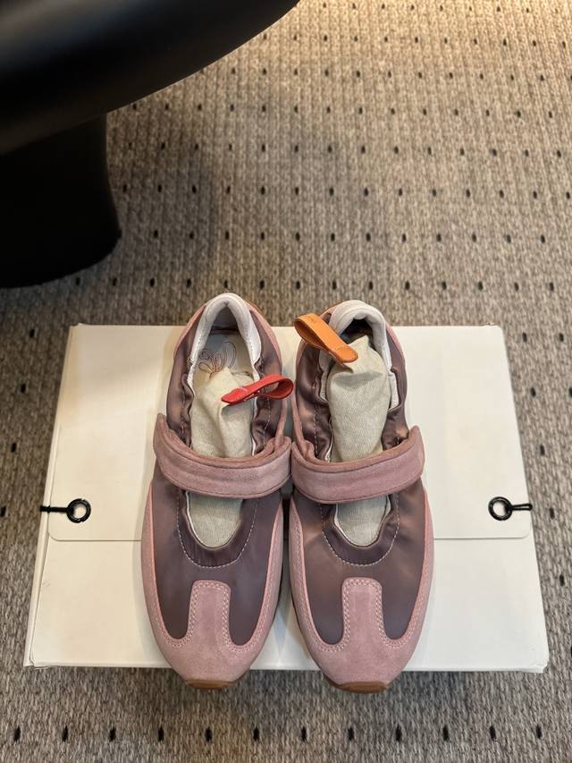 25新品发售 面料 牛皮 内里 羊皮 鞋底 橡胶底 优雅风格 创造不一样的感觉 跟高 2.5 Cm 专柜包装 简约气质款式！ Show Bdetails Siz