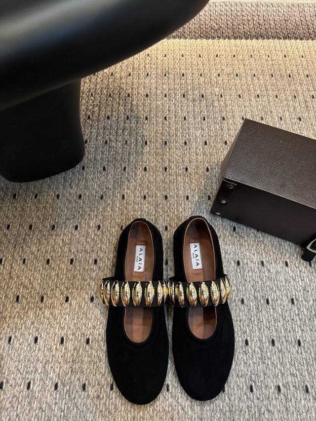 新品芭蕾舞平底鞋，超级火，上脚真的太爱啦，太美了巨舒服 ★面料： 羊反绒 内里：羊皮 鞋底：橡胶底 包装：原版小皮箱 优雅风格 创造不一样的感觉 跟高：1Cm