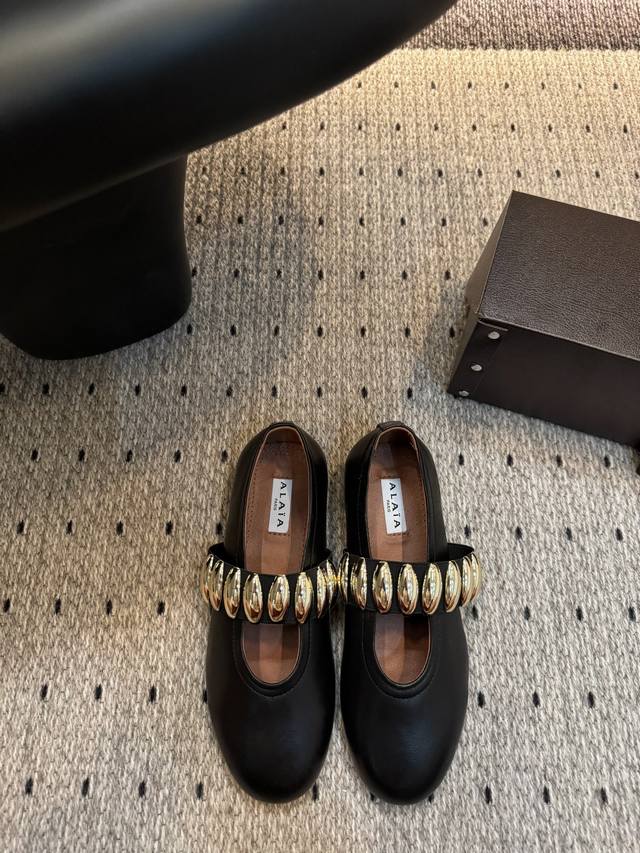 新品芭蕾舞平底鞋，超级火，上脚真的太爱啦，太美了巨舒服 ★面料： 羊皮 内里：羊皮 鞋底：橡胶底 包装：原版小皮箱 优雅风格 创造不一样的感觉 跟高：1Cm 简