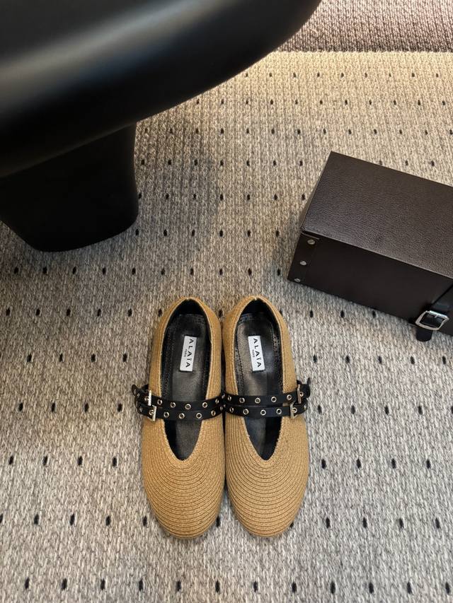 新品芭蕾舞平底鞋，超级火，上脚真的太爱啦，太美了巨舒服 ★面料： 草席 内里：羊皮 鞋底：橡胶底 包装：原版小皮箱 优雅风格 创造不一样的感觉 跟高：1Cm 简