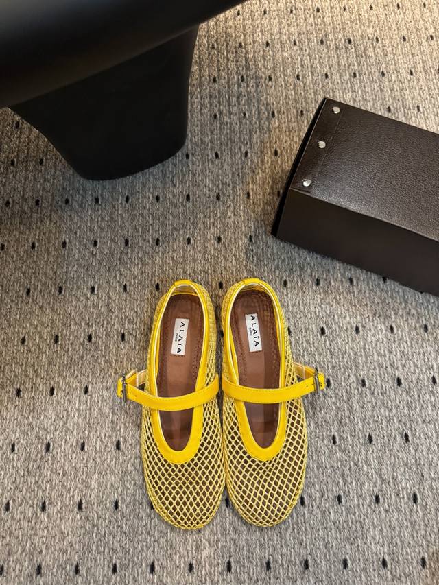 新品芭蕾舞平底鞋，超级火，上脚真的太爱啦，太美了巨舒服 ★面料： 漆皮 内里：牛皮 鞋底：橡胶底 包装：原版小皮箱 优雅风格 创造不一样的感觉 跟高：1Cm 简