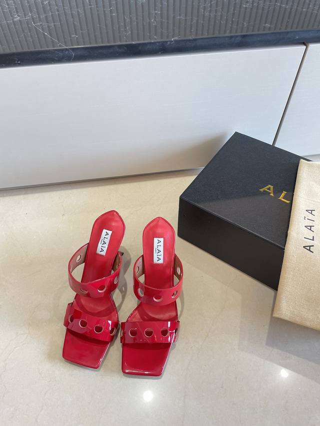 钢琴烤漆 几何跟 Alaia 镂空拖鞋来自巴黎 一见倾心 红色小牛漆皮 精钢几何跟型 阿莱娅还有另外性感的一面 配上不同款式，不同风格都能轻松驾驭，无论牛仔裤，