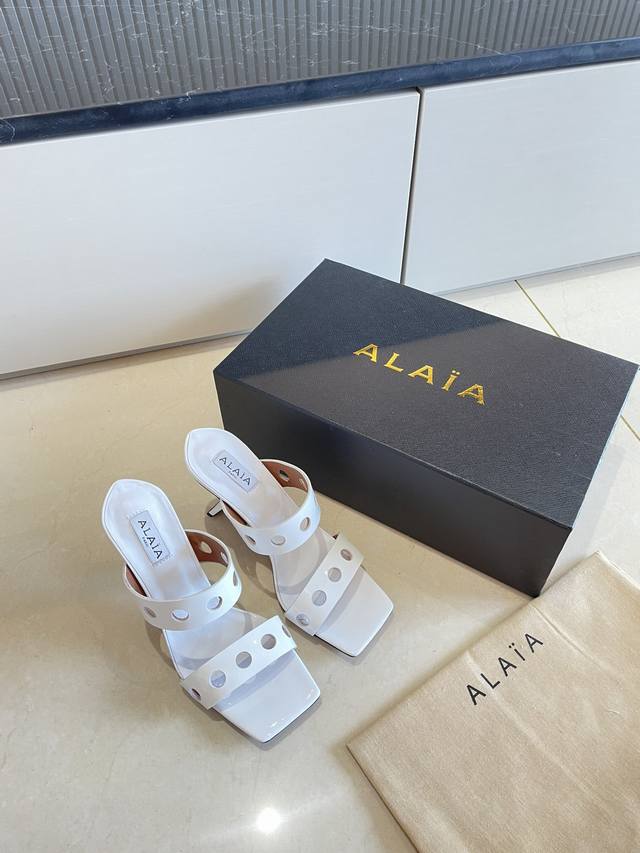 钢琴烤漆 几何跟 Alaia 镂空拖鞋来自巴黎 一见倾心 白色小牛漆皮 精钢几何跟型 阿莱娅还有另外性感的一面 配上不同款式，不同风格都能轻松驾驭，无论牛仔裤，