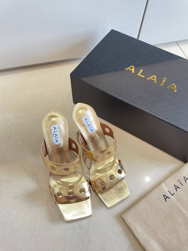 钢琴烤漆 几何跟 Alaia 镂空拖鞋来自巴黎 一见倾心 金色小牛金属皮 精钢几何跟型 阿莱娅还有另外性感的一面 配上不同款式，不同风格都能轻松驾驭，无论牛仔裤