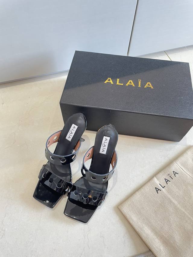 钢琴烤漆 几何跟 Alaia 镂空拖鞋来自巴黎 一见倾心 黑色小牛漆皮 精钢几何跟型 阿莱娅还有另外性感的一面 配上不同款式，不同风格都能轻松驾驭，无论牛仔裤，
