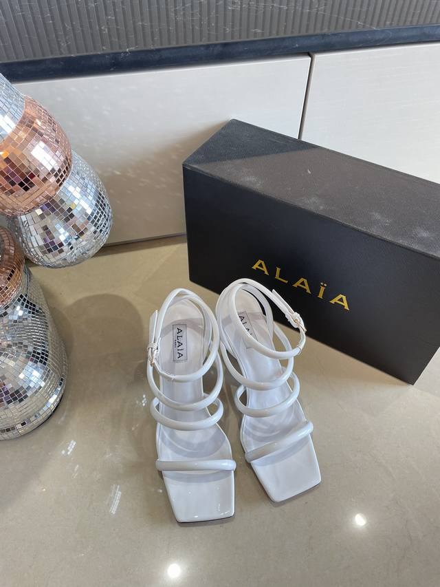 罗马凉鞋 钢琴烤漆 几何跟 Alaia 条带拖鞋来自巴黎 一见倾心 白色小牛漆皮 精钢几何跟型 阿莱娅还有另外性感的一面 配上不同款式，不同风格都能轻松驾驭，无